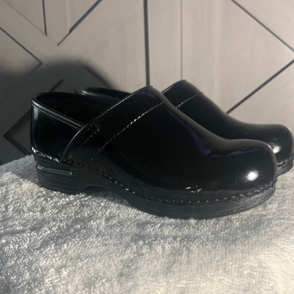 Dansko Shoes - EUC Dansko XP Professional Women’s Black Patent Leather Clogs Size 37